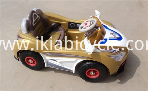 Passeio em carros de brinquedo para crianças